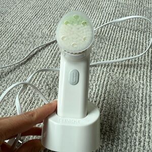 Clinique White and Green Cleansing Brush